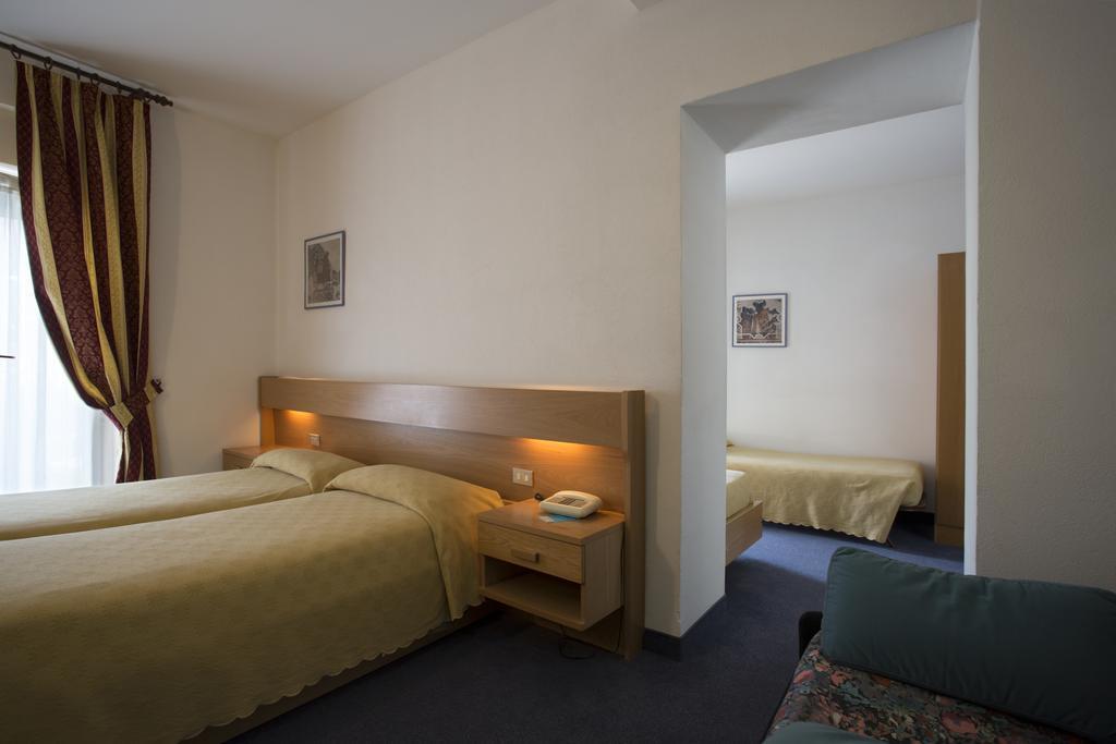 Hotel Alberello Riva del Garda Phòng bức ảnh